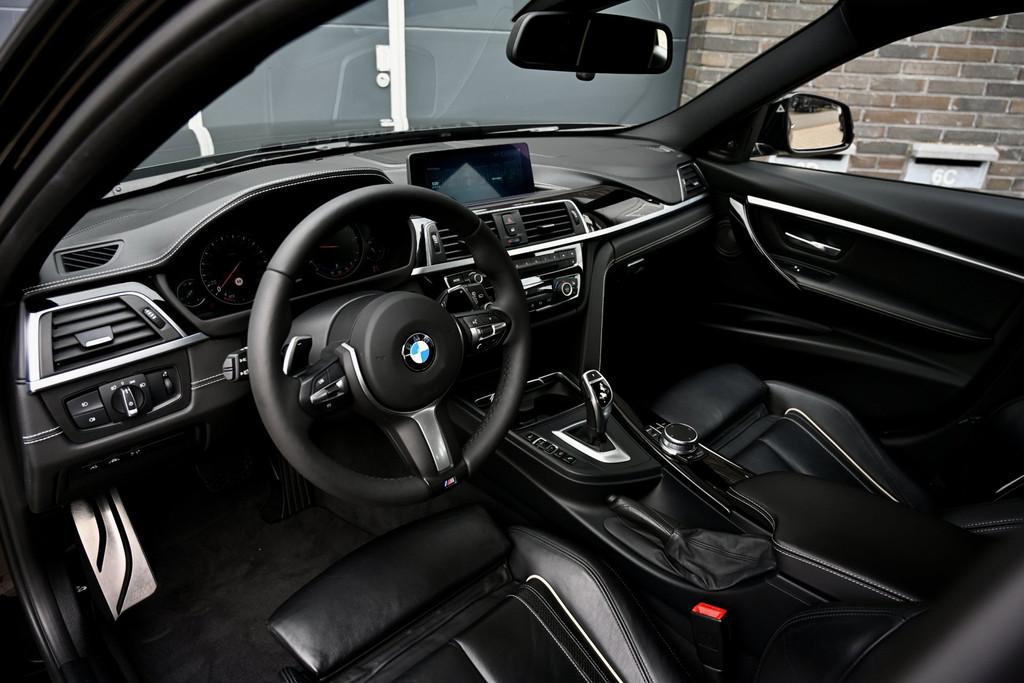 BMW 3 Serie Touring 330i High Executive | M-Sport | Individual | 1e Eig | Leder dash 55388788-4.jpg | Stan Automotive